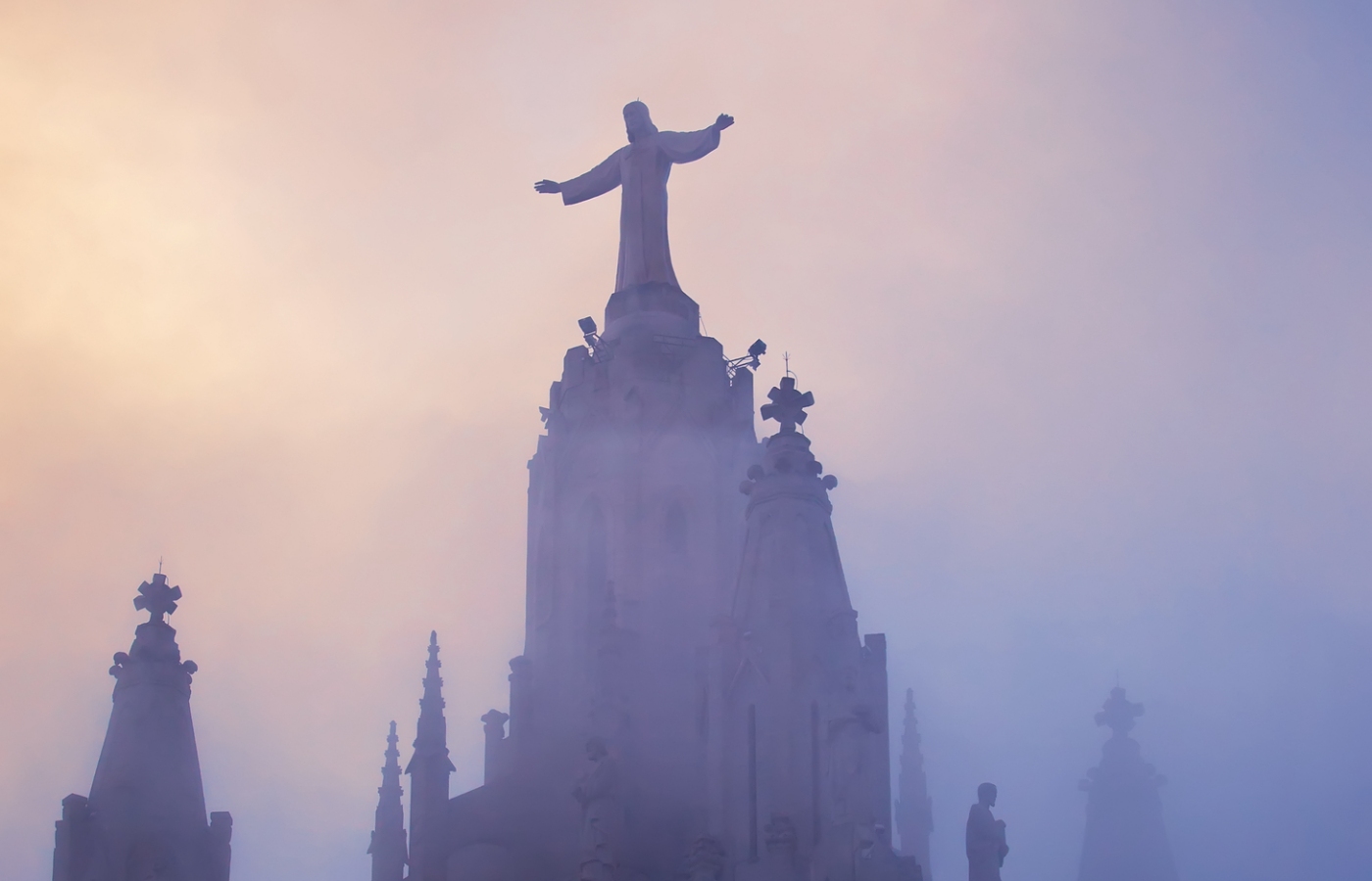 Iriseoirí TG4 le tuairisciú as Béarla, image size:1400x900