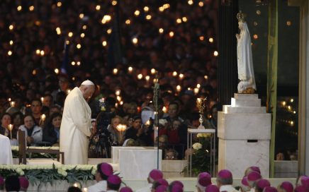 Papa Francisco consagrando Rusia