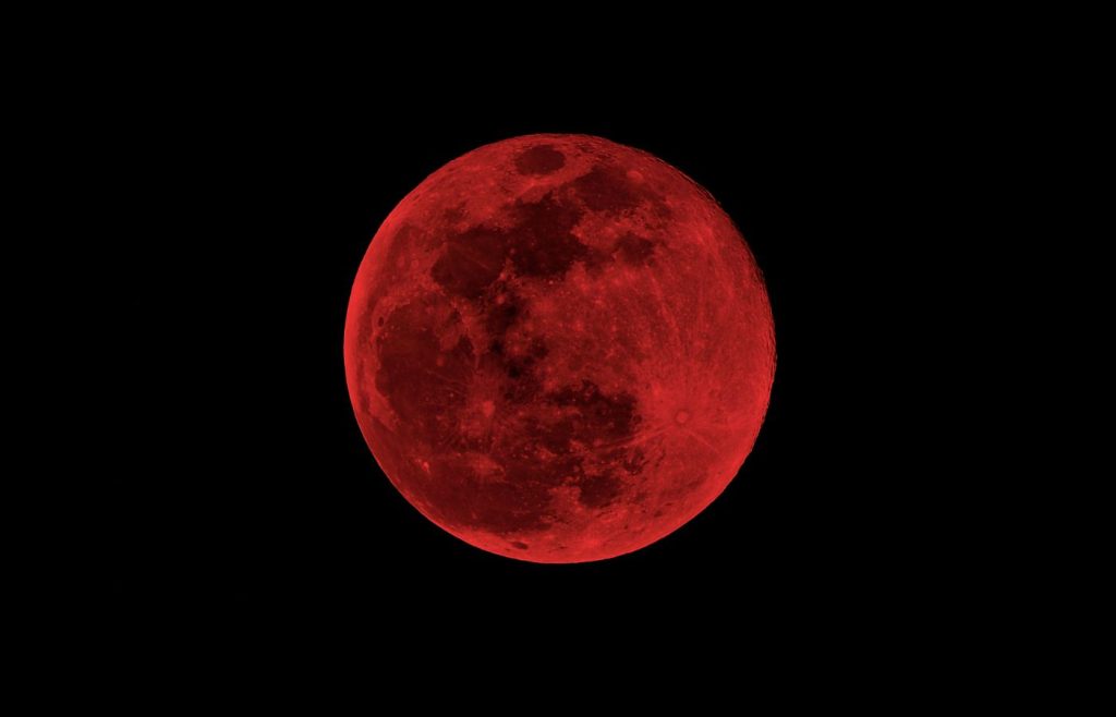 لوز - القمر سيتحول إلى اللون الأحمر