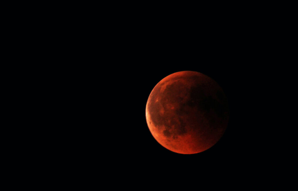 ลูซ - คุณจะเห็นพระจันทร์สีแดง